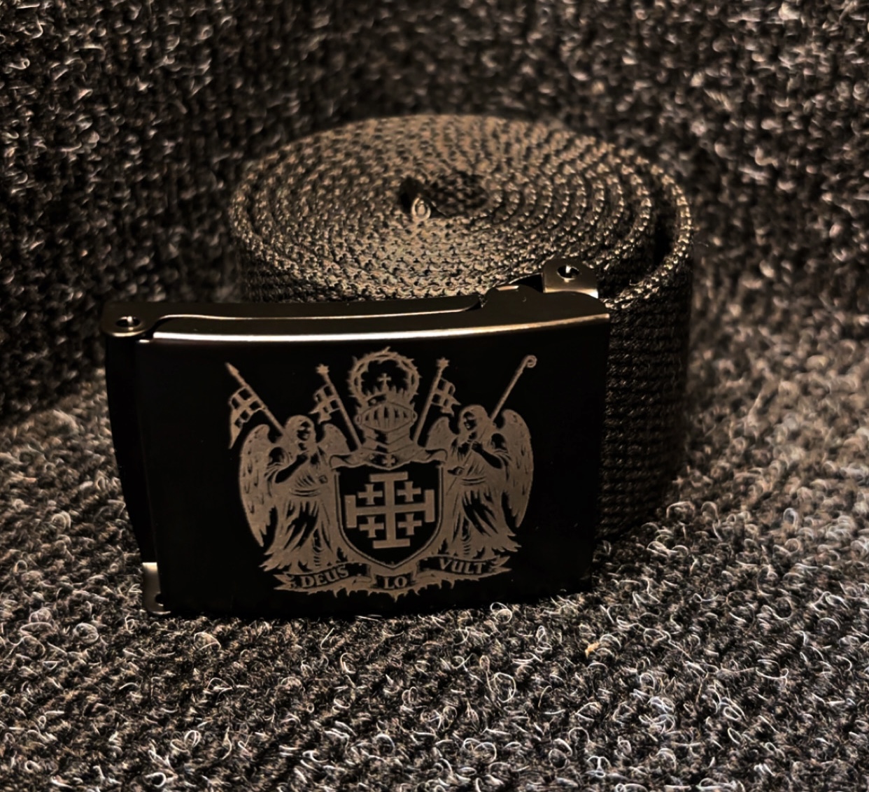 Engraved belt buckle with crest